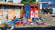 Zugemüllte Altkleidercontainer in der Karl-Marx-Straße in Schwenningen: Sowohl das Landratsamt als auch das Deutsche Rote Kreuz haben ...