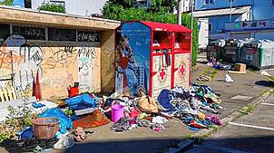 Zugemüllte Altkleidercontainer in der Karl-Marx-Straße in Schwenningen: Sowohl das Landratsamt als auch das Deutsche Rote Kreuz haben ...
