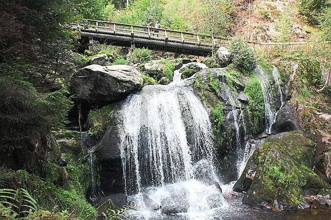 Der Triberger Wasserfall ist ein Naturschauspiel bietet und sich als Fotomotiv und Kulisse an.
