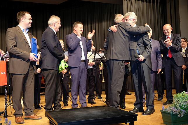 Einmal herzen &ndash; Wehrs Bürgermeister Michael Thater überbringt herzliche Grüße