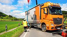 Mit einem Kran und eine Seilwinde bugsierte eine Spezialfirma aus Stockach nach dem Unfall am 27. Mai bei Blumberg die Zugmaschine des ...