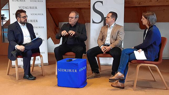 Bei einer Podiumsdiskussion stehen die Hohentengener Bürgermeisterkandidaten Peter Schanz und Jürgen Wiener sich den Fragen von ...