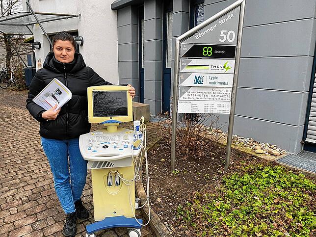 Inna Vityuk zeigt das gependete Ultraschallgerät, das sich inzwischen in der Ukraine befindet.
