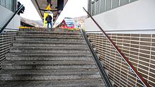 Der Treppenaufgang zum Bahnsteig der der Gleise 2 und 3 soll durch eine barrierefreie Alternative ersetzt werden. Von einem Aufzug ...