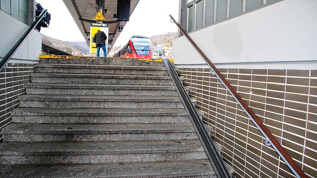 Der Treppenaufgang zum Bahnsteig der der Gleise 2 und 3 soll durch eine barrierefreie Alternative ersetzt werden. Von einem Aufzug ...
