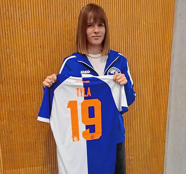 Die Engenerin Laeticia Tyla mit ihrem Trikot von den Grashoppers Zürich.