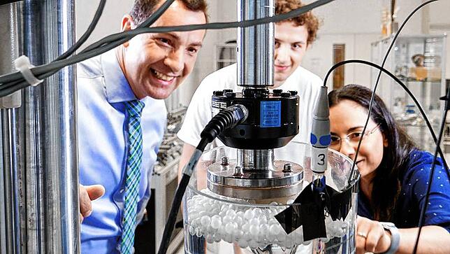 Aesculap-Mitarbeiter testen Medizinprodukte. Das Unternehmen macht 2,3 Milliarden Euro Umsatz.