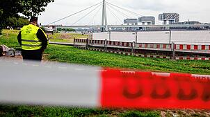 Am Rheinuefer in Köln Deutz sind drei Blindgänger aus dem Zweiten Weltkrieg gefunden worden. (Archivbild)