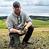 Stefan Leichenauer, Landwirt aus Tengen, auf seinem Acker.