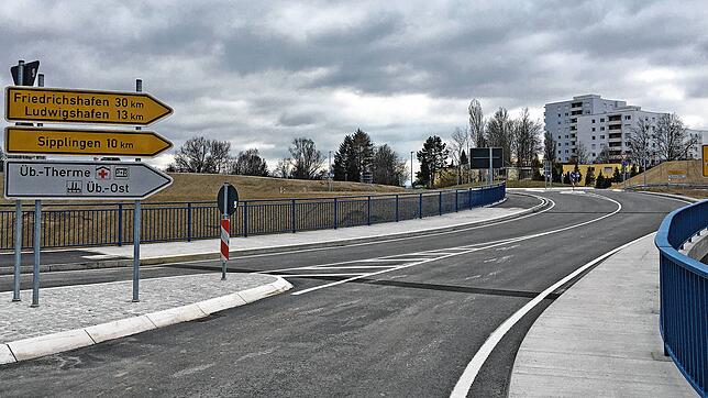 Über die neue Brücke geht es in Richtung Burgerberg, nach Westen über Aufkirch Richtung Therme und nach Osten Richtung Friedrichshafen. ...