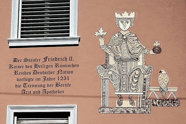 2016 hat Josef Briechle dieses Sgraffito an einer Wand der Marktapotheke geschaffen. Bi