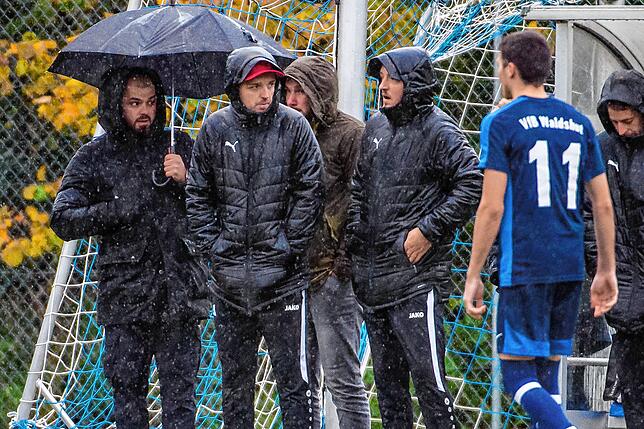 Stürmische Zeiten: Danijel Kovacevic (Zweiter von links), Trainer des VfB Waldshut, steht mit seiner Mannschaft im Heimspiel gegen den ...