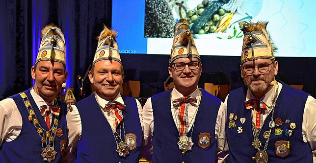 Patrick Weigert (Zweiter von links) und Patrick Riesle (Zweiter von rechts) haben das Aspirantenjahr aufgrund ihres hervorragenden ...