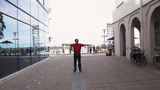 Eine derart breite Gasse ist ungewöhnlich. Auch, wenn Jürgen Oellers die Arme ausbreitet, bleibt noch viel Platz.