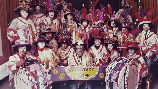 Die Waldstadtfäger posieren in ihrem Kostüm aus dem Jahr 1980/81.