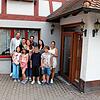 Der Ukraine-Krieg hat sie im Badischen Hof im Herzen von Stockach zusammen gebracht: (hintere Reihe, von links): Investor Achim Niess, ...