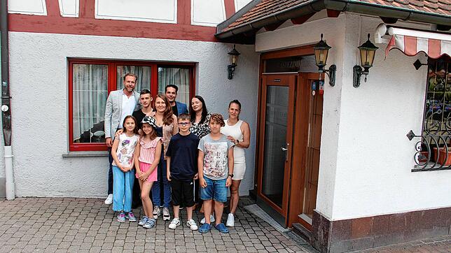 Der Ukraine-Krieg hat sie im Badischen Hof im Herzen von Stockach zusammen gebracht: (hintere Reihe, von links): Investor Achim Niess, ...