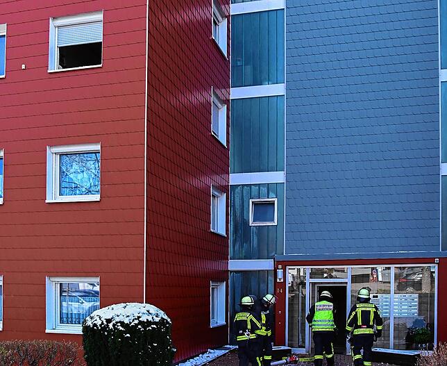 Das betroffene Gebäude wurde von den Einsatzkräften überprüft. Nach 30 Minuten rückten die Feuerwehrleute wieder ab.