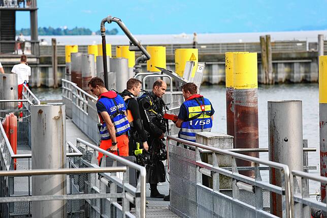 Zahlreiche Taucher von Polizei und DLRG suchten nach dem Vermissten.
