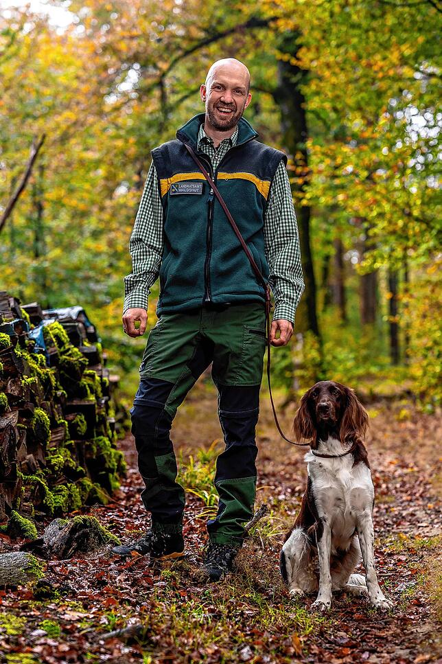 Gregor Allgeier wurde für den Deutschen Waldpreis 2025 nominiert. Seit 2017 ist er Revierleiter und Förster in Weilheim. Kürzlich hat er ...