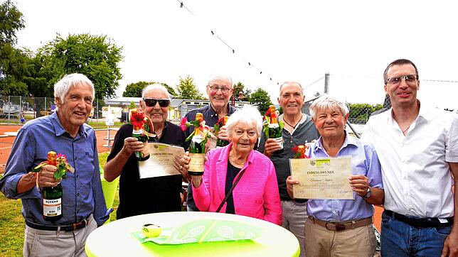 Die geehrten Gründungsmitglieder des TC Volkertshausen (von links): Ewald Möhrle, Karl Biller, Hans-Jörg Stärk, Leni Stresser, Hermann ...