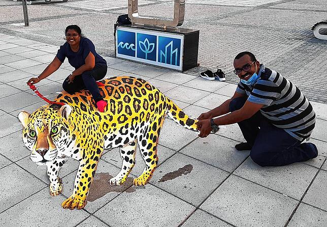 Das indische Künstlerehepaar Jincy Babu (links) und Limnesh Augustine malt für das erste Blumberger online-Street-Art-Festival auch ...