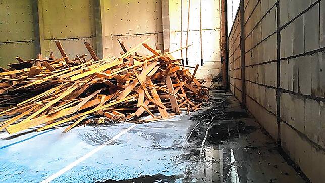 Die Decken- und Wandverkleidung der Eichendorff-Turnhalle gehört der Vergangenheit an. Bis Februar soll das Gebäude saniert werden. ...