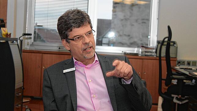Markdorfs Bürgermeister Georg Riedmann in seinem Büro. Im Staatsanzeiger Baden-Württemberg wurde jüngst eine anonyme Chiffre-Anzeige ...