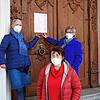 Christine Wurche, Waltraud Wunderle und Andrea Koubik (von links) beim Thesenanschlag am Münsterportal. Bild: Michael Gottstein