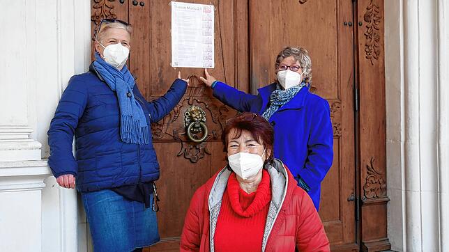 Christine Wurche, Waltraud Wunderle und Andrea Koubik (von links) beim Thesenanschlag am Münsterportal. Bild: Michael Gottstein