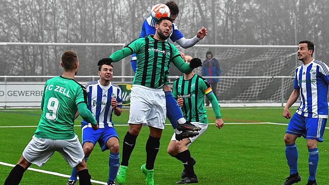 Siegtor im Windschatten: Jannik Kaiser hatte sich in den Rücken von Kevin Weiss geschlichen und köpfte Ball nach einer Ecke von Samuel ...
