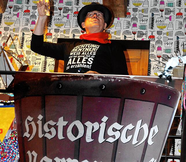 Rentner in der Bütt: Christian Amann im improvisierten Dreckkübel im Lichtblick.