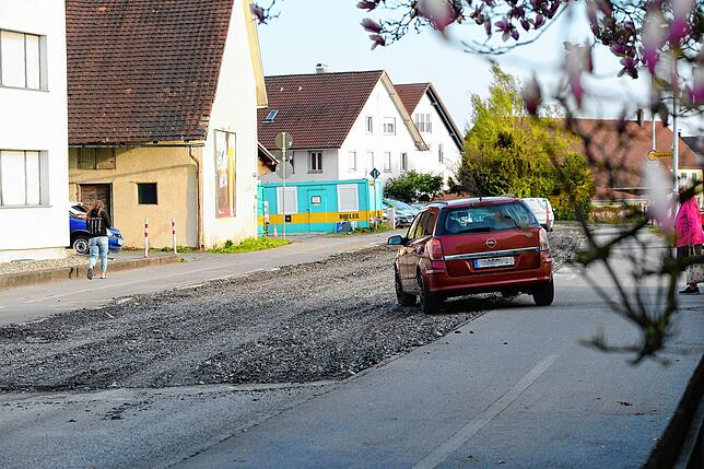 Nicht nur ein, gleich zwei Fahrzeuge umfahren nacheinander die Absperrung und holpern durch die Baustelle auf der Bodenseestraße.
