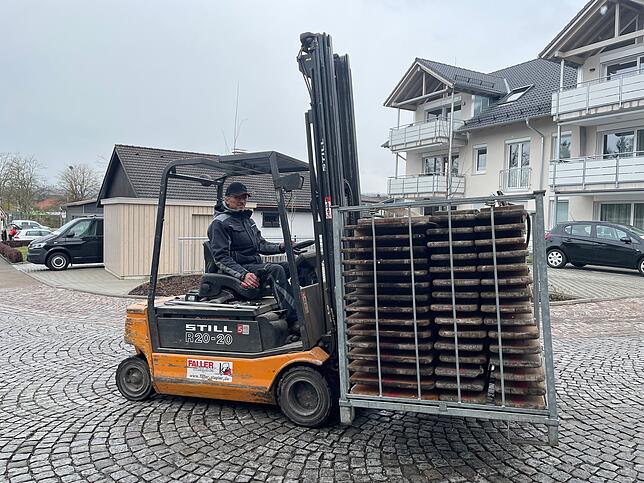 Nur noch verladen: Gerd Bercher transportiert die Festbankgarnituren in ihr vorübergehendes Lager.