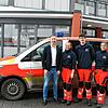 Stephan Niggemeier, Geschäftsführer des DRK-Rettungsdienstes im Kreis, mit den Rettungssanitätern Felicia Börsig und David Gris-Petrovic ...