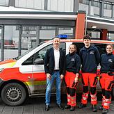 Stephan Niggemeier, Geschäftsführer des DRK-Rettungsdienstes im Kreis, mit den Rettungssanitätern Felicia Börsig und David Gris-Petrovic ...
