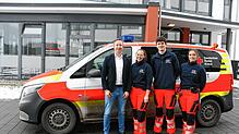 Stephan Niggemeier, Geschäftsführer des DRK-Rettungsdienstes im Kreis, mit den Rettungssanitätern Felicia Börsig und David Gris-Petrovic ...