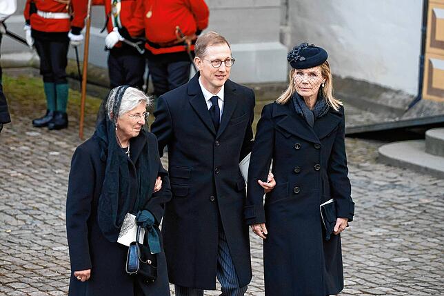 Bernhard Markgraf von Baden mit seiner Ehefrau Stephanie (rechts) und seiner Mutter Valerie im Januar 2023 nach der Trauerfeier für Max ...