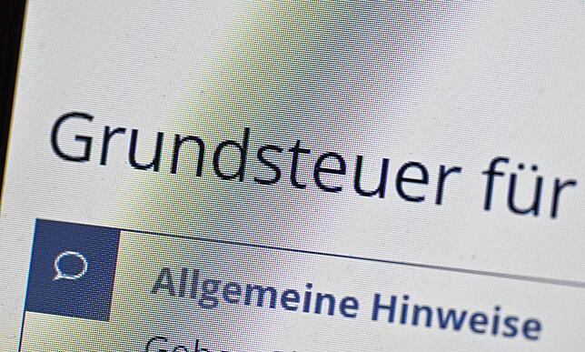Das Wort Grundsteuer erscheint auf einem Computerbildschirm auf der Seite des Online-Steuerportals Elster. 2025 soll die Reform in Kraft ...