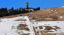 Frühlingsgefühle am Feldberg: Vor genau einem Jahr, im März 2023, sind am Feldberg nur noch Schneereste übrig. Derzeit sieht es noch ...