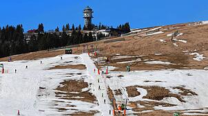 Frühlingsgefühle am Feldberg: Vor genau einem Jahr, im März 2023, sind am Feldberg nur noch Schneereste übrig. Derzeit sieht es noch ...