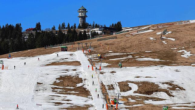 Frühlingsgefühle am Feldberg: Vor genau einem Jahr, im März 2023, sind am Feldberg nur noch Schneereste übrig. Derzeit sieht es noch ...