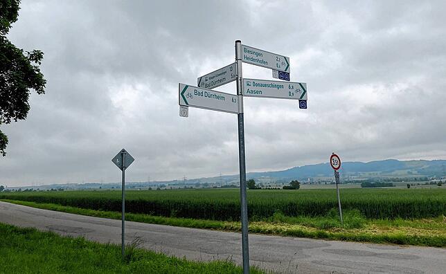 Die Wegweise zeigen: Von hier aus geht es per Rad zu fast allen relevanten Streckenabschnitten.