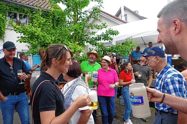 Bild 2: Dieses Straßenfest lockt die Menschen in Scharen an