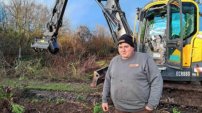 Alexander Woland übernimmt die Abrissarbeiten. Bäume und Sträucher werden Stück für Stück herausgerissen.