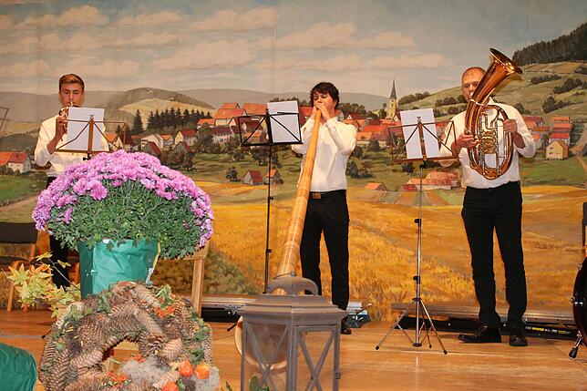 Michael Rothmund begeistert als Alphorn-Solist. Links Max Dietrich, rechts Oliver Gut.