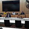 Kreistagssitzung der etwas anderen Art: Mit Abstand sitzen Landrat Martin Kistler (vorne, Zweiter von links) und ein Teil der ...