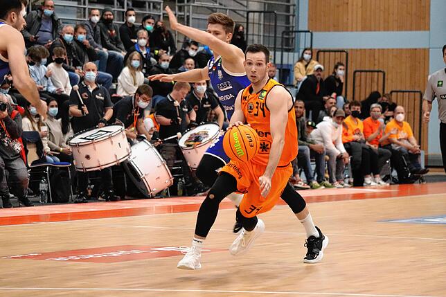 Trotz Maskenpflicht verzeichnen die Basketballer der Wiha Panthers Schwenningen in der 2. Bundesliga eine gute Zuschauernachfrage. Die ...