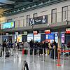 Check-in für einen Flug nach Antalya: Die türkische Riviera gehört zu den Reisezielen, die ab dem Flughafen Friedrichshafen ohne Umstieg ...