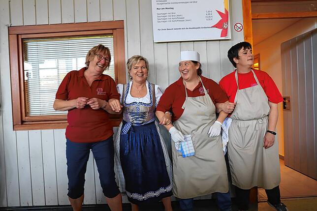 Da schunkeln die fleißigen Helferinnen gerne mit (von links): Petra Lohr, Sonja Befurt, Christine Halblaub und Melanie Amann.